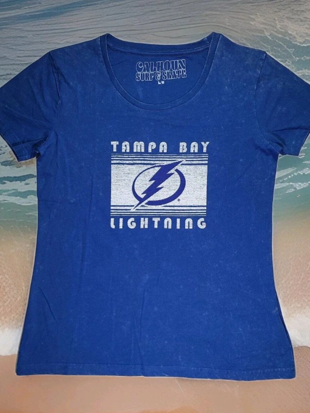 Tampa Bay Lightning Womens Distressed T Shirt Size L Calhoun NHL Surf & Skate ⚡️